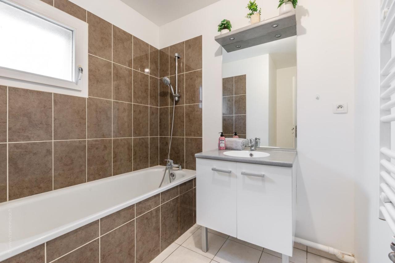 Le Duplex Chessy - 15Min From Disneyland - 2 Private Parkings - Garden - Kingsize & Queensize Bed - Supermarket Behind The House Kültér fotó