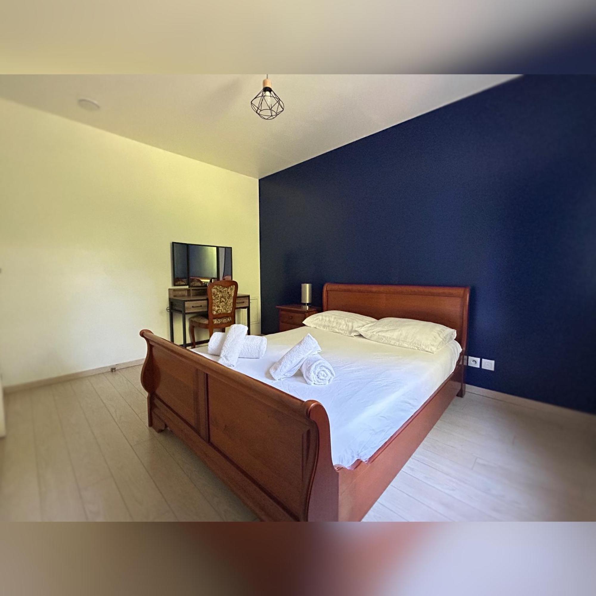 Le Duplex Chessy - 15Min From Disneyland - 2 Private Parkings - Garden - Kingsize & Queensize Bed - Supermarket Behind The House Kültér fotó