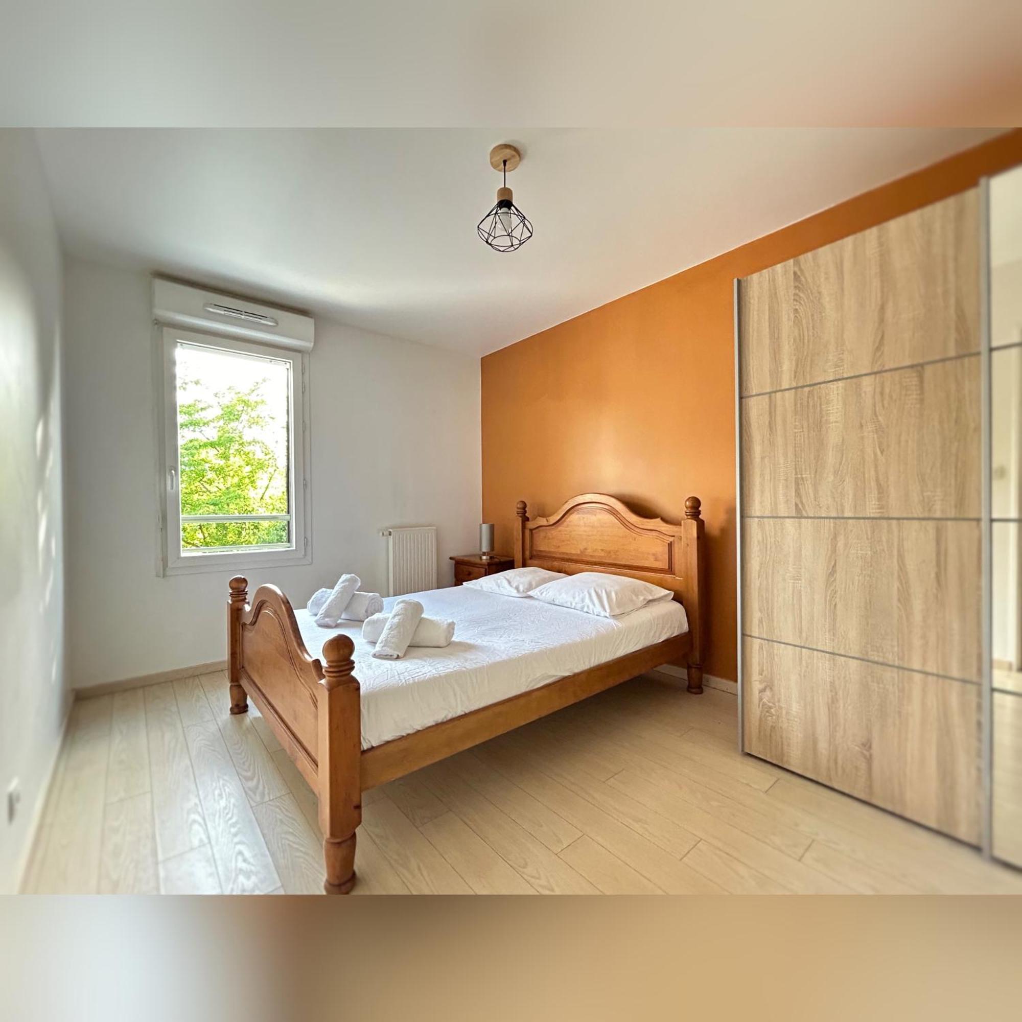 Le Duplex Chessy - 15Min From Disneyland - 2 Private Parkings - Garden - Kingsize & Queensize Bed - Supermarket Behind The House Kültér fotó